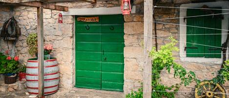 สนามรอบบริเวณ