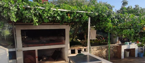 BBQ/picnic area - Apartments Vlado (Solta)