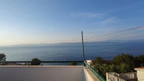 A balcony with a view of the sea and distant mountains. - Apartments Vlado (Solta)