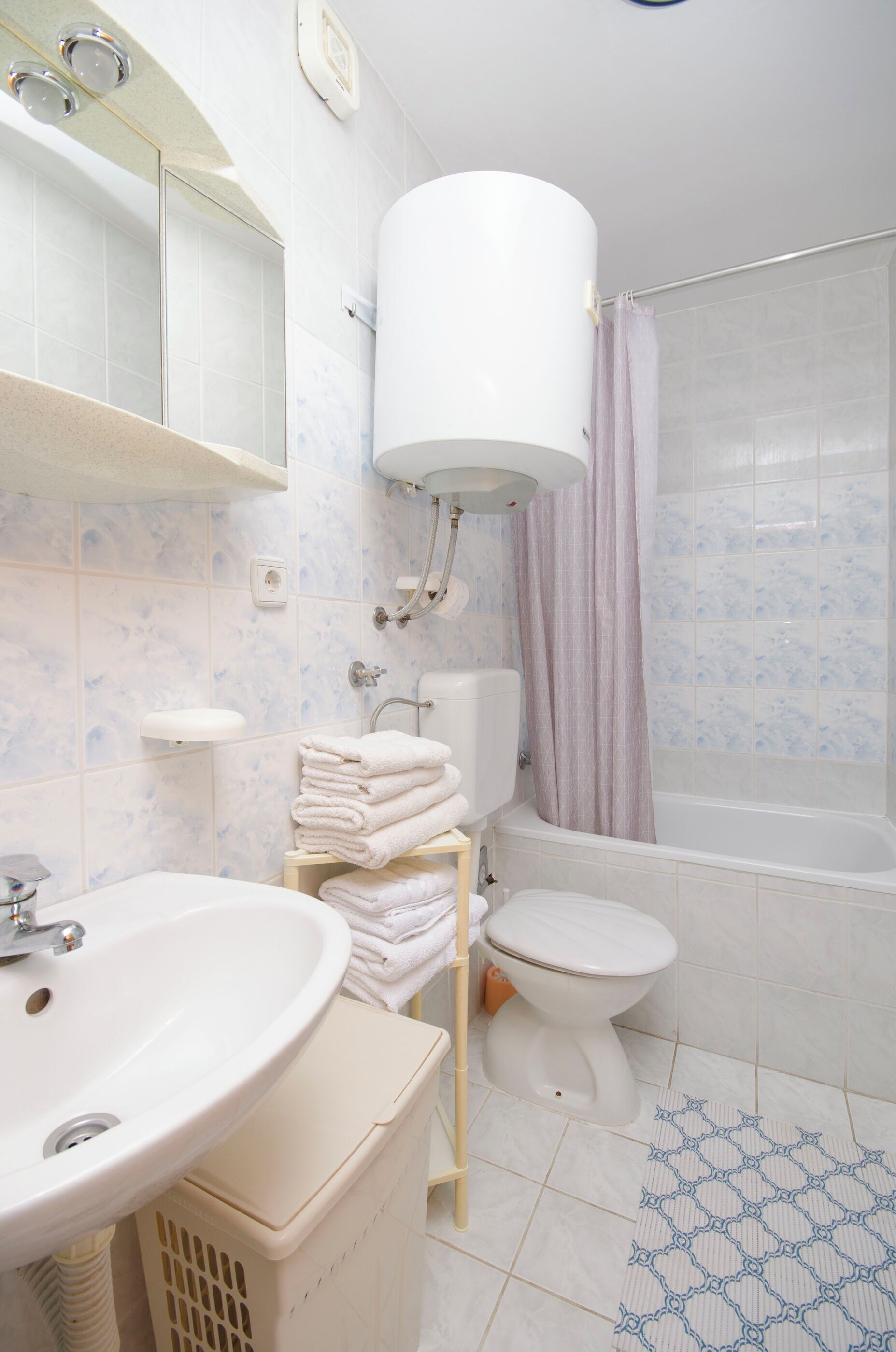 Une salle de bain avec un lavabo, des toilettes et une baignoire.