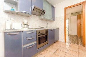 Fridge, oven, stovetop, electric kettle - Apartment BR With sea View (Vodice)