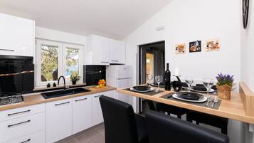 House | Private kitchen | Espresso maker, cookware/dishes/utensils