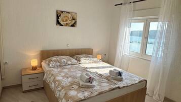 Apartment (A2) | In-room safe, iron/ironing board, WiFi (free)