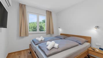 House | In-room safe, iron/ironing board, free WiFi