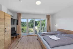 Caja de seguridad en la habitación y tabla de planchar con plancha 