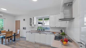 Casa | Cucina privata | Frigorifero, microonde, forno, piano cottura