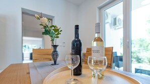 Un tavolo da pranzo con due bicchieri e due bottiglie di vino.
