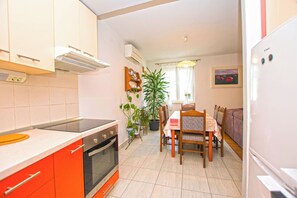 Apartment (A1) | Private kitchen - Apartment Centrum (Biograd na Moru)