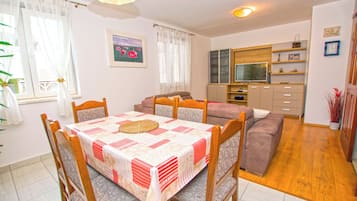 Apartment (A1) | Private kitchen | Fridge, microwave, oven, stovetop
