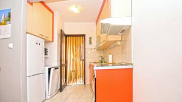 Apartment (A1) | Private kitchen | Fridge, microwave, oven, stovetop