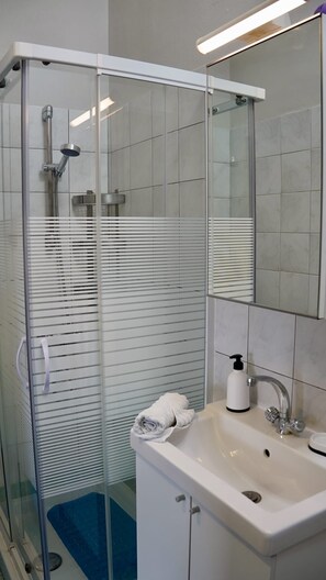 Studio (A3) | Bathroom | Shower - Apartments Ivo (Rovinj)