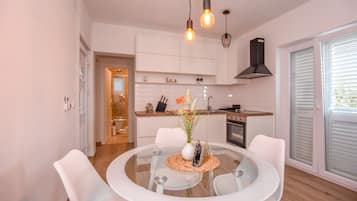 Apartment (A1) | Eigene Küche | Kühlschrank, Ofen, Herdplatte, Geschirrspüler