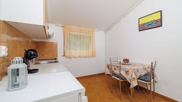 Apartment (A2) | Eigene Küche | Kühlschrank, Ofen, Herdplatte, Espressomaschine