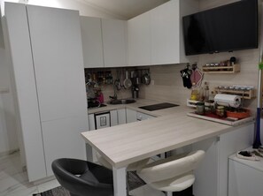 Apartment (A2) | Eigene Küche | Kühlschrank, Ofen, Herdplatte, Espressomaschine