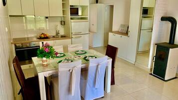 Leilighet (A1) | Eget kjøkken | Kjøleskap, ovn, kokeplater og espressomaskin