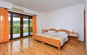 Room (S1) | Free WiFi