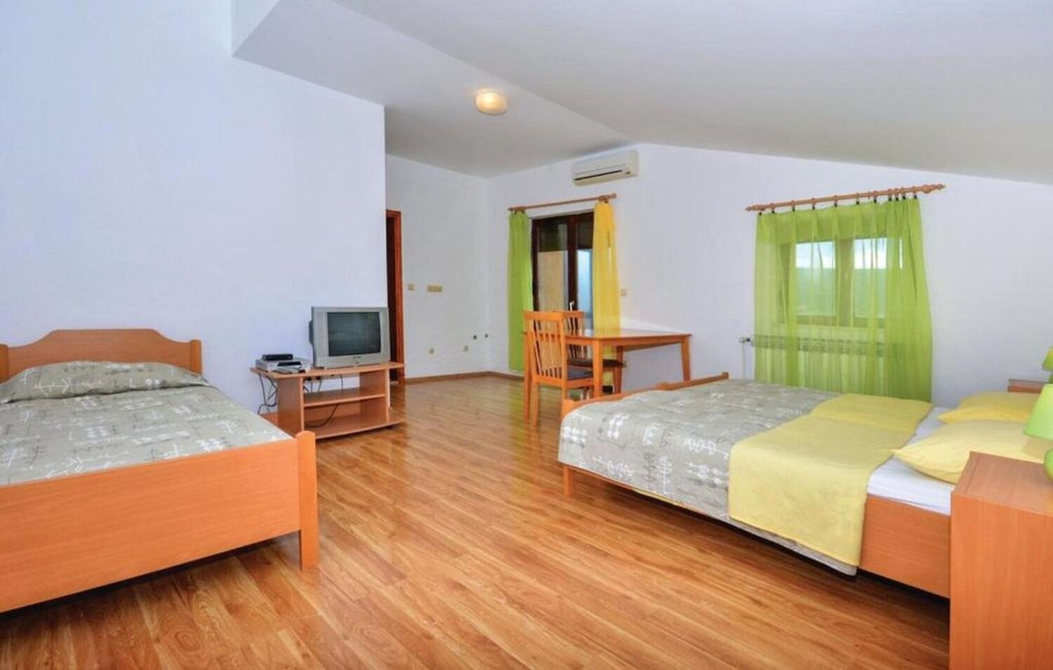 Room (S2) | Free WiFi