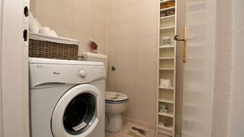 Studio (A1) | Bathroom