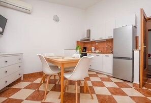 Appartement (A2) | Cuisine privée | Réfrigérateur, four à micro-ondes, un four, surface de cuisson
