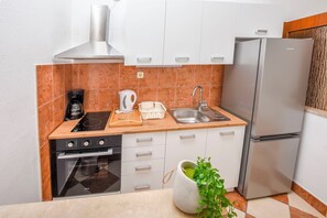 Apartment (A2) | Private kitchen - Apartments Josipa (Primosten)
