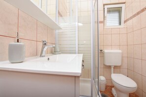 Apartment (A2) | Bathroom - Apartments Josipa (Primosten)