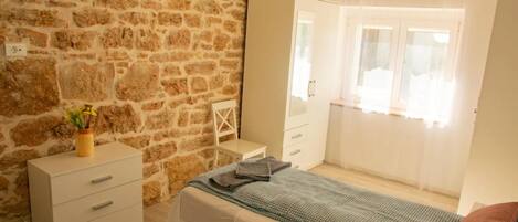 Maison | Fer et planche à repasser, lit de bébé (gratuit)