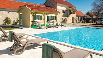 House | Outdoor pool
