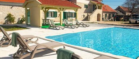 House | Outdoor pool