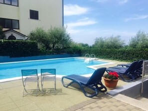 Piscine extérieure, chaises longues