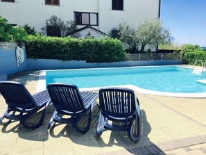 Εξωτερική πισίνα, ξαπλώστρες