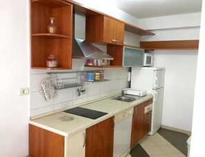 Huoneisto (A1) | Yksityinen keittiö | Jääkaappi, mikroaaltouuni, uuni, liesi