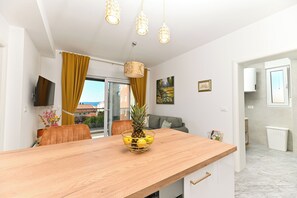 Apartment (A3) | Private kitchen | Fridge, oven, stovetop, dishwasher - Apartments Diva (Okrug)