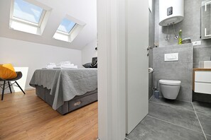 Apartment (A5) | Bathroom | Shower, towels, soap, shampoo - Apartments Diva (Okrug)