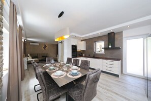 House | Dining - House Bona (Sukosan)