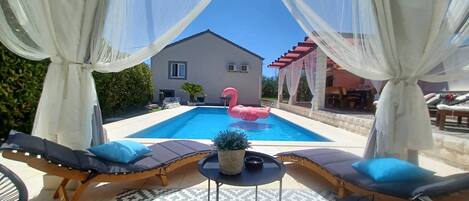 Una piscina al aire libre