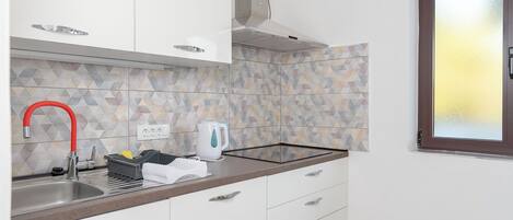 Appartement (A3) | Cuisine privée | Mini-réfrigérateur, surface de cuisson, cafétiÚre à espresso