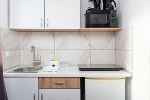Estudi (A2) | Cuina privada | Frigorífic petit, placa de cuina, cafetera exprés i bullidora elèctrica 