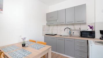 Studio (A1) | Eigene Küche | Mini-Kühlschrank, Herdplatte, Espressomaschine, Wasserkocher