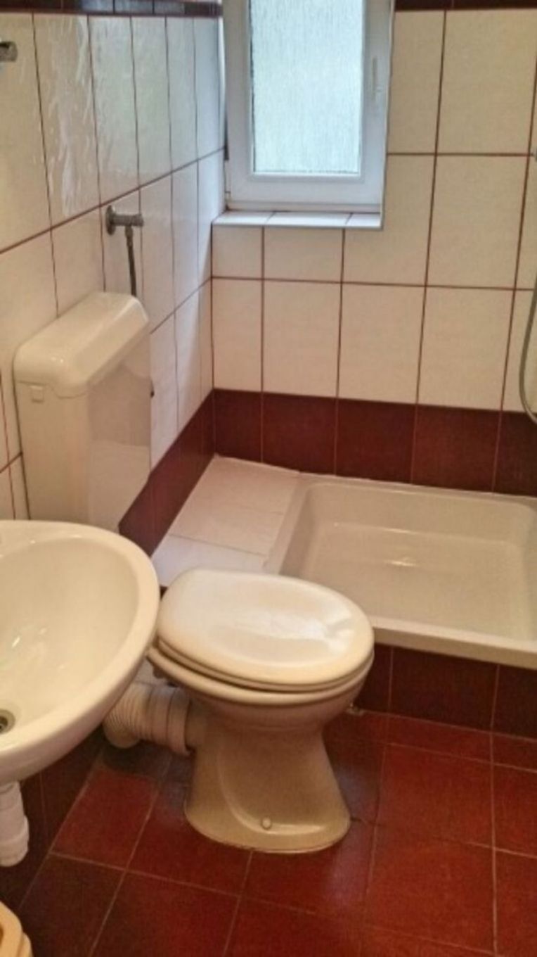 Un baño con inodoro, lavamanos y bañera.