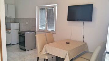 Apartment (A3) | Private kitchen | Fridge, stovetop, electric kettle, cookware/dishes/utensils