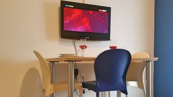 Apartment (A1) | Private kitchen | Fridge, stovetop, electric kettle, cookware/dishes/utensils