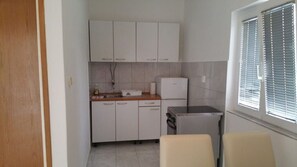 Apartment (A3) | Private kitchen | Fridge, stovetop, electric kettle, cookware/dishes/utensils - Apartments Mat (Vodice)
