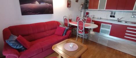 Apartment (A1) | Eigene Küche | Kühlschrank, Ofen, Herdplatte, Espressomaschine