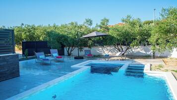 حمّام سباحة خارجي، حمّام سباحة مُدفَّأ