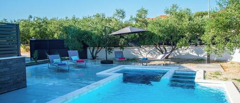 Een buitenzwembad, een verwarmd zwembad