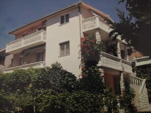 A multi-story building with balconies and a staircase. - Apartment Franjo (Kastela)
