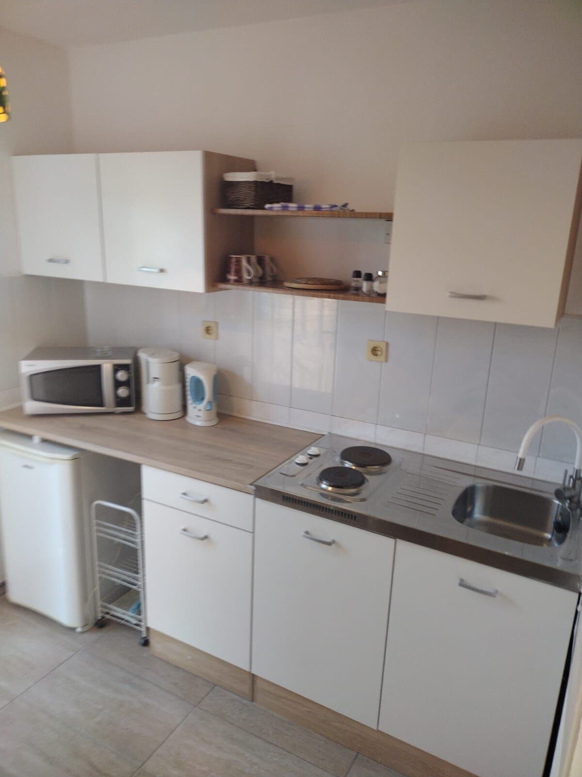 Refrigerador, microondas, placa de cocina, cafetera expreso