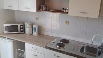 Refrigerador, microondas, placa de cocina, cafetera expreso