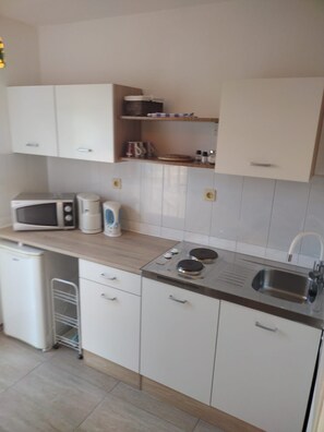 Apartment (A1) | Private kitchen | Fridge, microwave, stovetop, espresso maker - Apartment Franjo (Kastela)