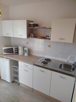 Apartamento (A1) | Cozinha privada | Geladeira, micro-ondas, cooktop, máquina de café expresso
